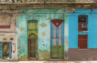 Décoratif. Porte d& 39 entrée colorée à La Havane, Cuba