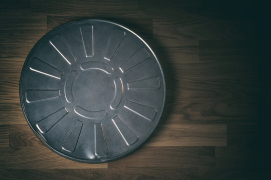 Alte Filmdose auf Holztisch