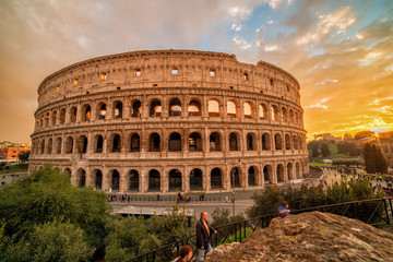 Fototapeta na wymiar Colosseo dopo il tramonto