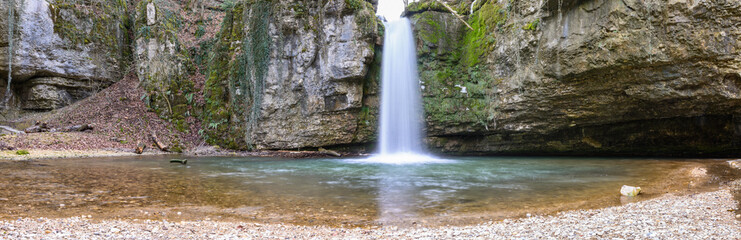 Fototapeta na wymiar Panorama Wasserfall mit See