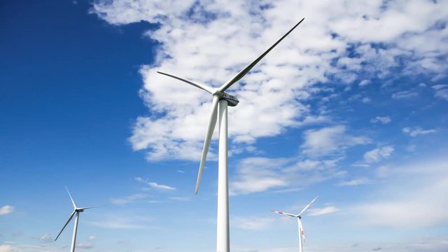 Wiatraki energetyczne, zielona energia, chmury, wiatrak