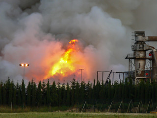 Fototapeta na wymiar Incêndio numa fábrica