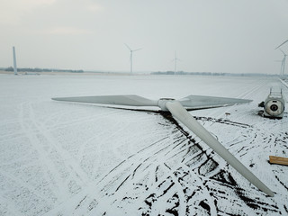 Windrad Rotor vor Montage auf Feld