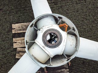 Windrad Rotor vor Montage auf Feld