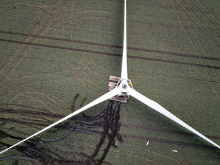 Windrad Rotor vor Montage auf Feld