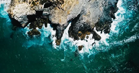 Foto auf Acrylglas Landschaften Drohne aus der Luft auf dramatische Meereswellen, die auf felsiger Landschaft brechen