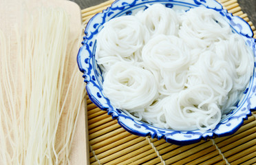 Instant Fermented Rice Flour Noodles  with cooked and uncooked