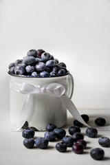 Frische Blaubeeren in einer Tasse auf einer Leinenserviette