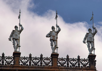 Fototapeta na wymiar statues of men guarding the Paris city in France