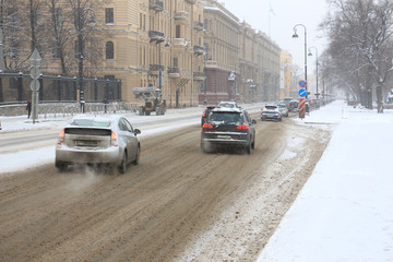Obraz premium traffic of cars on the snow-covered street of the city