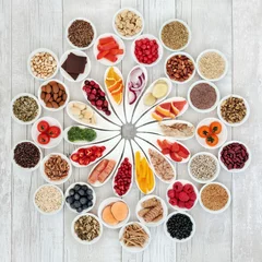 Fototapeten Supernahrung für ein gesundes Herz mit Fisch, Obst, Gemüse, Getreide, Getreide, Nüssen, Samen und Kräutermedizin. Sehr reich an Omega 3, Antioxidantien, Anthocyanen, Vitaminen und Mineralstoffen. © marilyn barbone