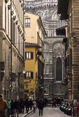 Italia, Toscana, Firenze,una via del centro e sullo sfondo la mole del Duomo.
