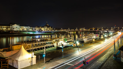 Fototapeta na wymiar old German city of Dresden on the river Elbe at night