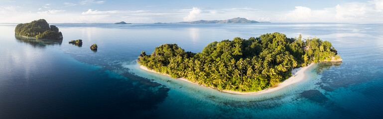 Vue aérienne des îles tropicales idylliques de Raja Ampat