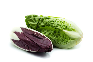 Salatherz Salat Radicchio chicoree rot salat isoliert freigestellt auf weißen Hintergrund,...