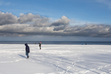 Zimowy spacer po plaży w Sopocie © FotoKieltyka.pl