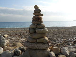 pyramide de pierres sur la plage
