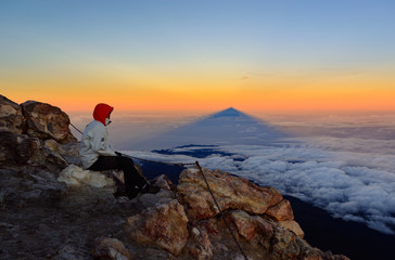 Sombra del Teide proyectada sobre el mar de nubes al amanecer - Tenerife, Islas Canarias (España)