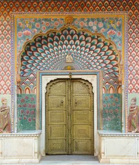 Foto op Plexiglas Schilderijen op een deur in een paleis in Jaipur, India © rudiuk