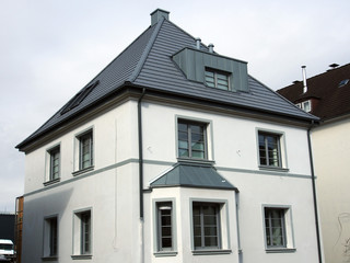 Fototapeta na wymiar Sanierter Altbau: Mehrfamilienhaus, Deutschland, NRW