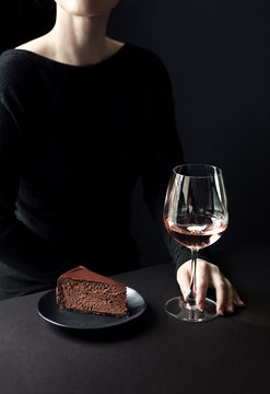 Chocolate cheesecake and wine