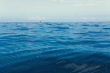 Papier Peint photo Eau photographie minimale d& 39 un bateau de pêche flottant au-dessus d& 39 une vague de mer bleue