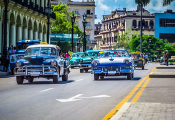 HDR - Kuba amerikanische Chevrolet und Ford Fairlane Oldtimer fahren auf der Hauptstrasse von...