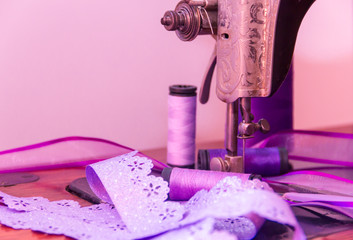 maquina de coser antigua y elementos en tonos ultravioleta el color del año