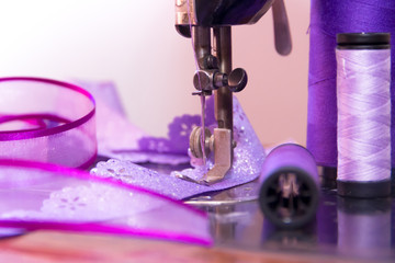 maquina de coser antigua y elementos en tonos ultravioleta el color del año