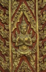 Fototapeta na wymiar Buddhist temples and architecture showing intricate carvings and gold decorations