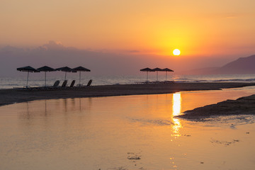 Пляжные зонтики на фоне восхода солнца 9