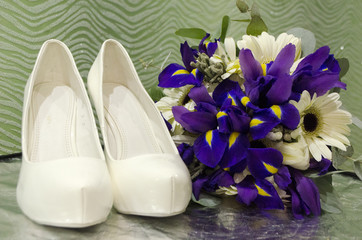 Obraz na płótnie Canvas wedding bouquet and shoes