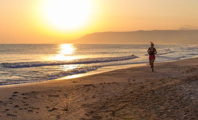 Девушка утром бегает по пляжу 1