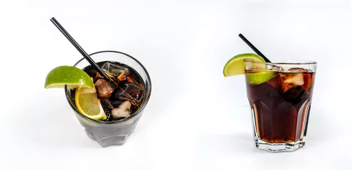 Fotobehang Alcoholische cocktail: Rum en cola met ijsblokjes, limoen © Med Photo Studio