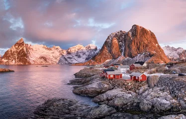 Foto auf Acrylglas Städte / Reisen Häuser in der Bucht der Lofoten-Inseln. Naturlandschaft bei Sonnenaufgang