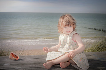 adorable jeune fille et son coquillage