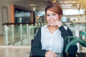 Obraz premium Asian business office women looking and smile in modern building background