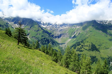 Fototapeta na wymiar Austriackie góry w drodze na Grossglockner
