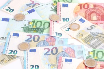 verschiedene euros liegen im studio auf einem haufen