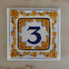 Portugiesische oder spanische Keramikfliese mit Ziffer 3 für Haus- oder Zimmernummer