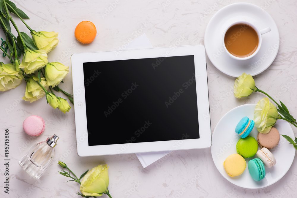 Poster modern spring design with colorful macaroons on marble background. top view mock-up