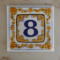 Portugiesische oder spanische Keramikfliese mit Ziffer 8 für Haus- oder Zimmernummer