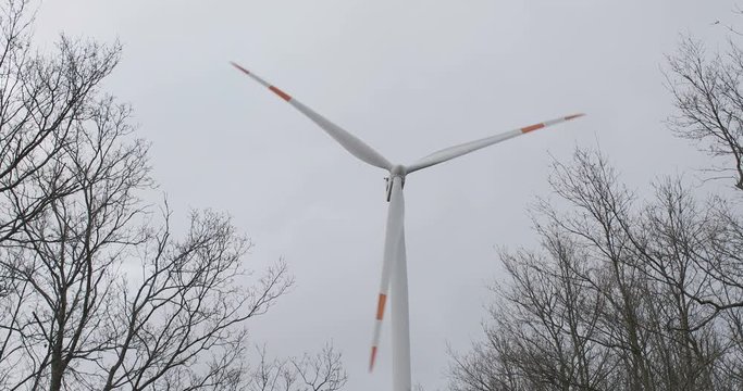 Energia rinnovabile Centrali eoliche su una montagna