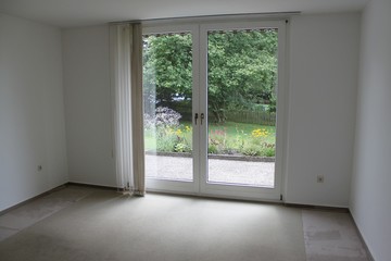leerer raum mit blick zum garten