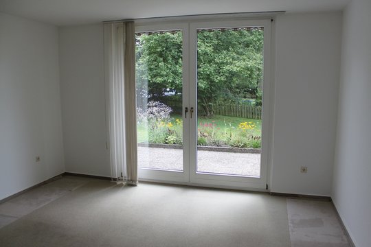 leerer raum mit blick zum garten