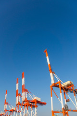 港のコンテナクレーン