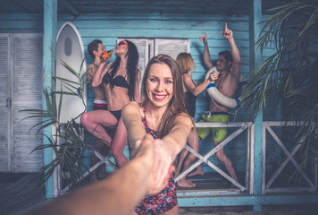 Fototapeta na wymiar Group of five friends celebrating in their summer beach house