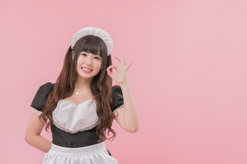 黒メイドコスプレ　OKサイン