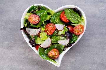Fresh salad with baby spinach and tomatoes, radish und salad.