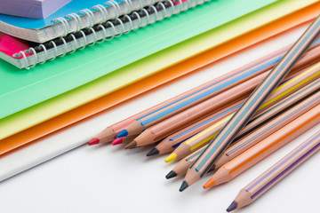 Naklejka premium pencils folders and notebooks on the office table